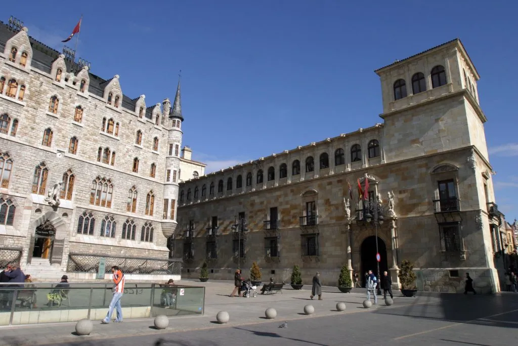 Adjacent to Casa Botines, the Palacio de los Guzmanes is a Renaissance palace that serves as the seat of the Provincial Government of León