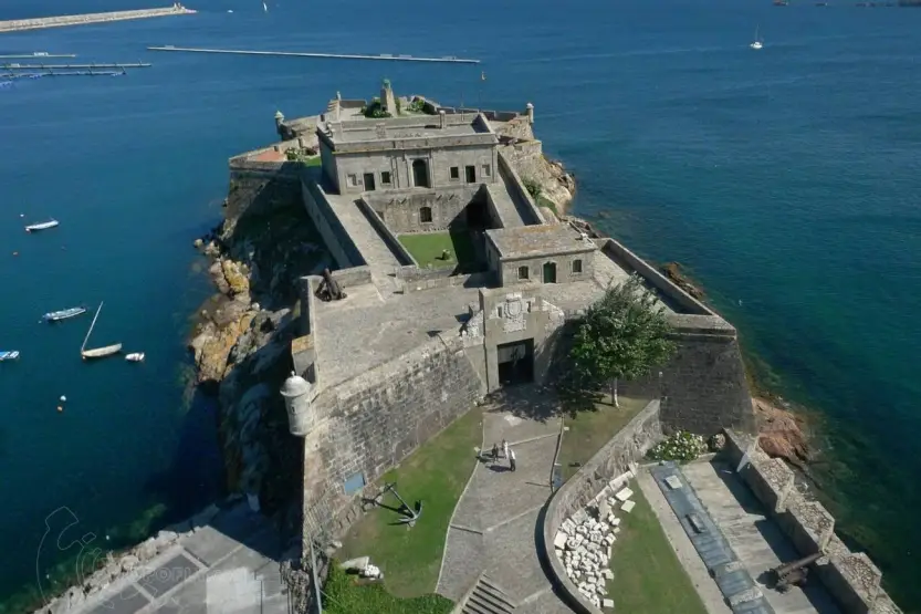 The Castillo de San Antón, a 16th-century fortress, now houses the Archaeological and Historical Museum of La Coruña