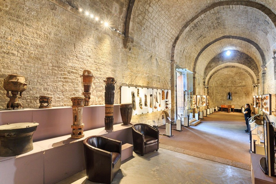 Located in the historic Château de la Castre in Le Suquet, the Musée de la Castre offers a fascinating glimpse into the world’s cultures through its diverse collection of artifacts