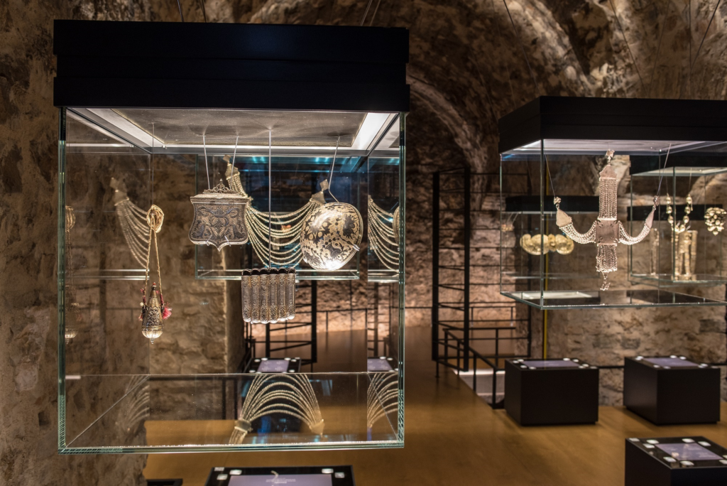 Located within the Ioannina Castle, the Silversmithing Museum is a tribute to the city’s long-standing tradition of silver craftsmanship