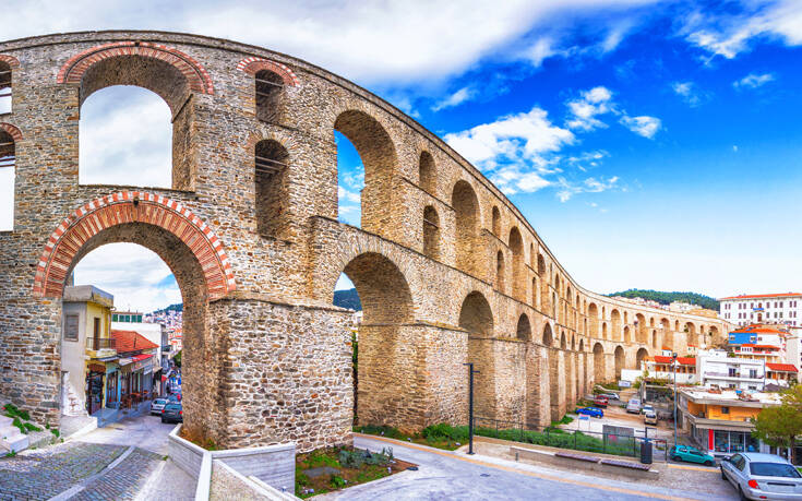 One of the most striking landmarks in Kavala is the ancient aqueduct, known locally as Kamares