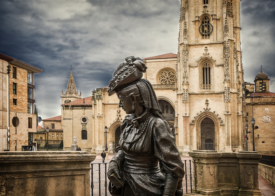 Located near the cathedral, the La Regenta statue pays homage to one of Spain's most famous literary works, "La Regenta," written by Leopoldo Alas (Clarín)