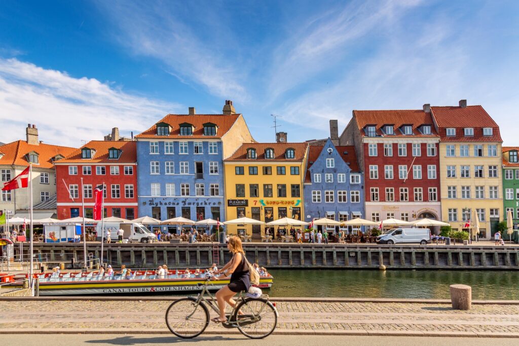 Denmark combines high safety standards with a welcoming atmosphere. Copenhagen, the capital, is known for its low crime rate and clean streets