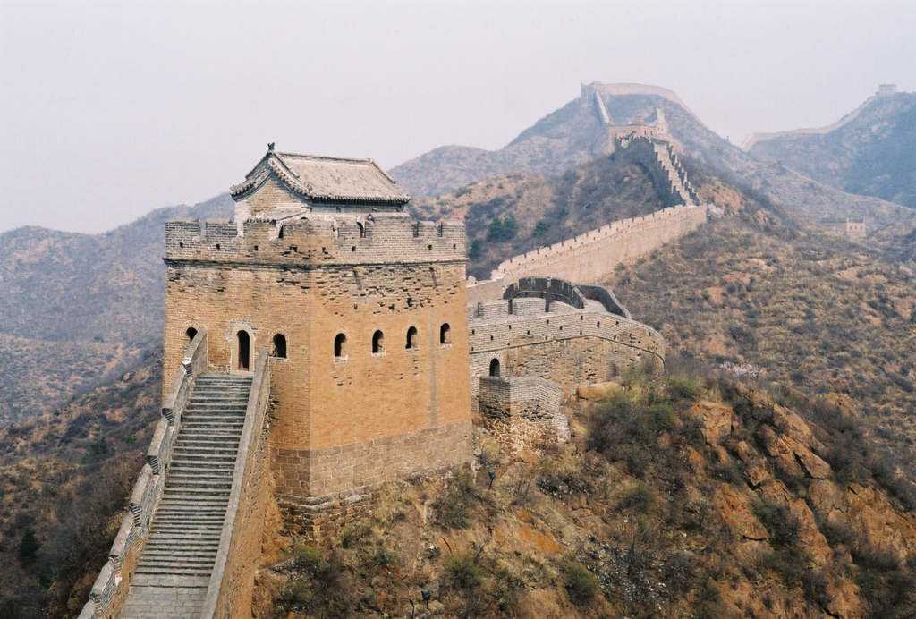 Jinshanling is a favorite among hikers and photographers. The wall here is partially restored, offering a more authentic experience. The views are breathtaking, and the area is much quieter compared to Badaling and Mutianyu.