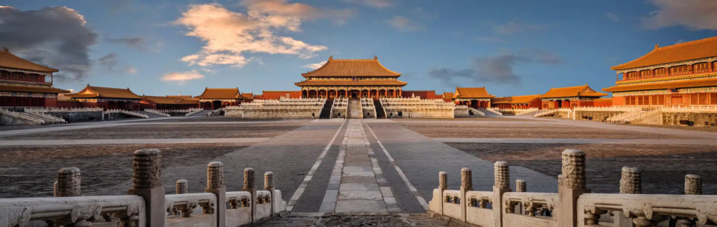 One of the most fascinating aspects of the Forbidden City is its architecture, which adheres to the principles of traditional Chinese palace design. The complex is meticulously aligned with ancient Chinese cosmology, feng shui, and Confucian ideology, making it a powerful representation of harmony and balance.