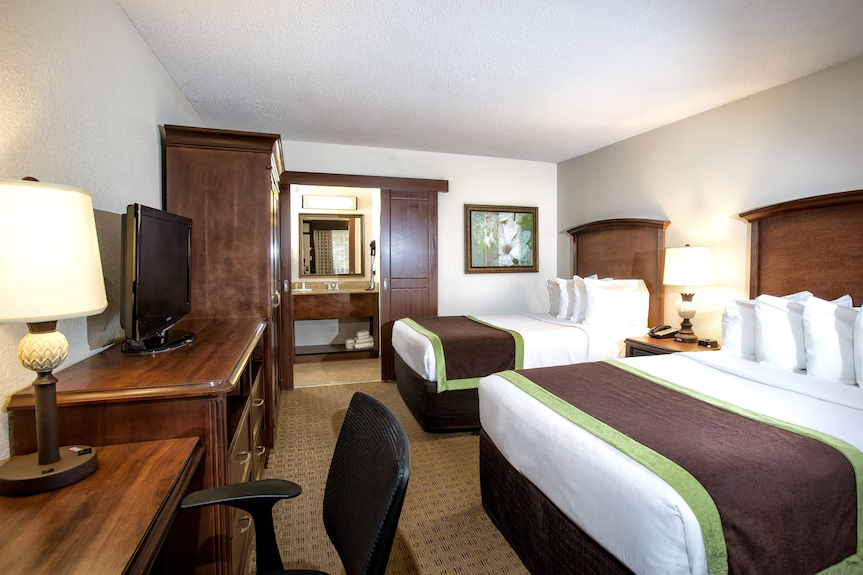 Situated just minutes from Disney Springs, the Clarion Inn Lake Buena Vista is a budget-friendly option that doesn’t compromise on quality