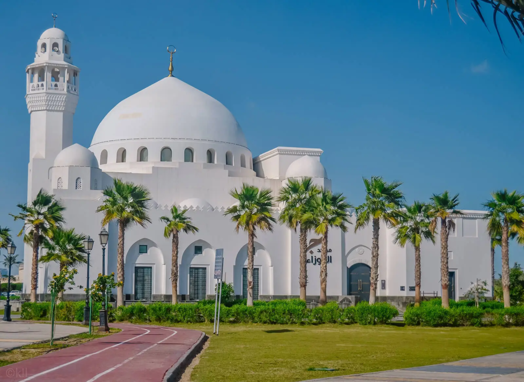 Dammam, the capital of the Eastern Province, is one of Saudi Arabia’s major economic hubs and a gateway to the Arabian Gulf. The city and the surrounding region offer a mix of modern attractions, cultural experiences, and natural beauty.