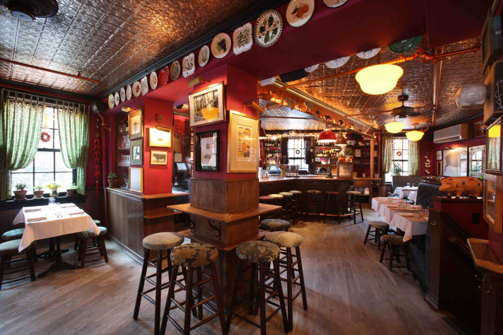 The Spotted Pig, located in the West Village, is a pioneer of the gastropub movement in New York. With its cozy, bohemian atmosphere and a menu that blends British and Italian influences, this Michelin-starred restaurant has earned a loyal following since its opening in 2004.